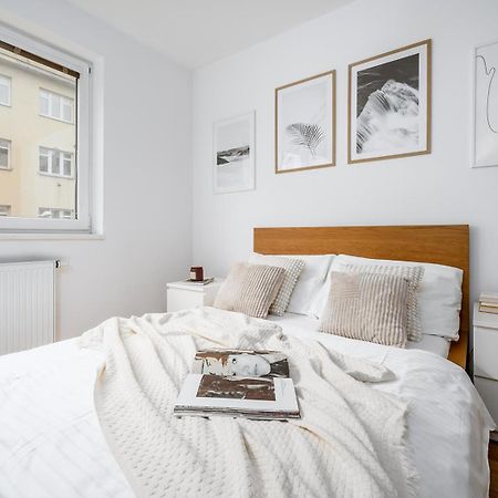 Prague Days - Bright Apartment - Balcony - Private Parking エクステリア 写真